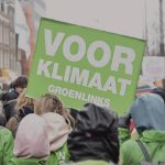 Demonstranten met protestbord Voor klimaat