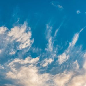 stockfoto van blauwe lucht met enkele sluierwolken